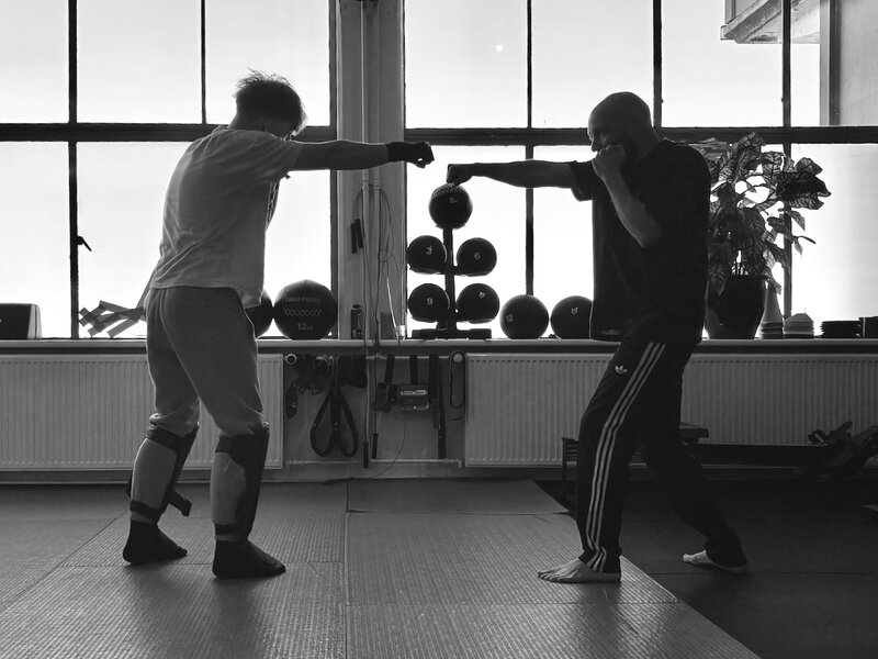 Daniël Shaw coacht tijdens een boks-sessie